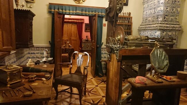 旋盤工場/ろくろ細工部屋<br />大帝は貿易商であったが熱心な旋盤に情熱を傾ける技師でもあった。皇帝陛下自ら旋盤で金物を削って銃砲を作ったりもした。多数の工具とストーブがあります<br />