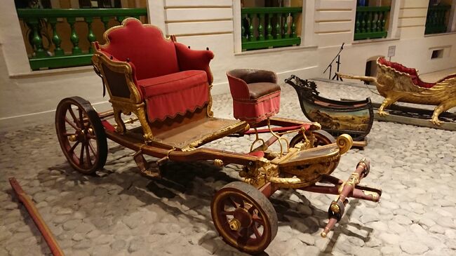 ピョートル1世の馬車<br />1720代初<br />ニレ、オーク、マツ、ビロード、鉄<br />（土産本）<br />