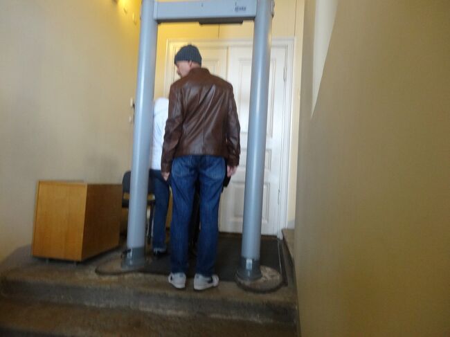 16:03　扉開けていきなり金属探知機と荷物検査<br />中国人も日本人も来ない