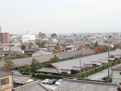 松坂城跡の隠居丸跡のあたりから城下を見下ろすと見えるのが御城番屋敷。