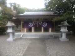 すぐ横にある山内神社。
山内神社は、高知県高知市にある神社である。土佐藩初代藩主山内一豊、同夫人、および土佐藩歴代藩主を祀る。旧社格は別格官幣社で、現在は神社本庁等に属さない単立神社となっている。江戸時代後期から明治時代初期に流行した藩祖を祀った神社のひとつ。※ウィキペディアより