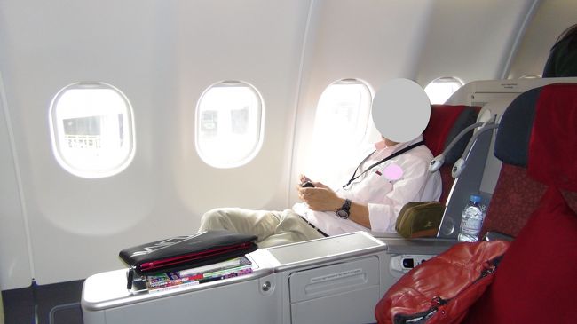 機内に入ると、少しびっくり。見た目以上にゆったりで、窓３つ半のとても快適なシートが待っていました。