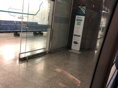 九龍駅からホテルまではどうやって行こうかとずっと考えていました。
タクシーにするか、無料のシャトルバスにするか・・・
タクシーならホテル玄関に横付け、シャトルバスならお向かいのシェラトンからテクテク歩く・・・

結局現金も持っていないので、シャトルバスにしました。