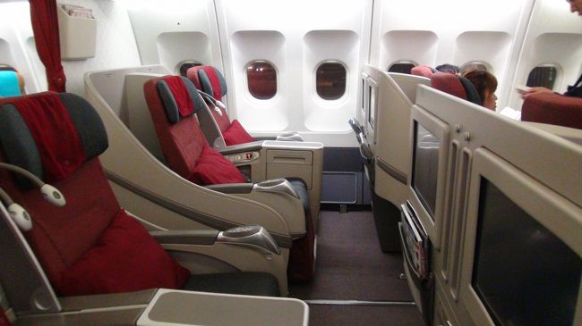 最前列以外も窓３つ分あるのでゆったりです。エアバス330は、席を詰め込むことが難しい、いい意味で融通がきかない機材なので、どのクラスも居住性がよくて安心して選択することができます。