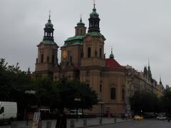 　早朝の旧市街地広場、ミクラーシュ教会。プラハ最終日。朝食前に近くを散策しました。