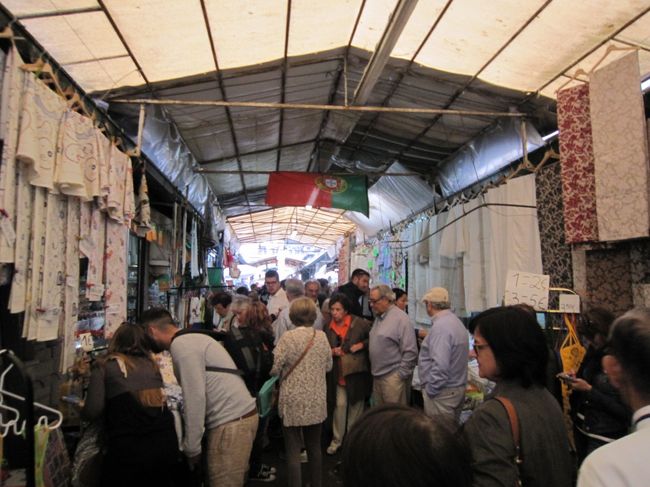 ポルト→コインブラへ移動の日ですが。<br />電車の時間が遅めのため、それまでポルトの街を<br />散策します。<br /><br />市場へやってきました。