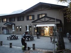 17：02　大正池ホテル
長男が0歳だった時、コーヒーブレイクして、お湯を分けてもらいました。
それで離乳食を作って食べさせたっけ。
バスに乗ってバスターミナルへ。空席がありました。