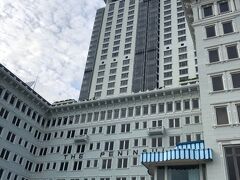 威風堂々としたペニンシュラホテルです。ちょうどホテルにヘリコプターが着陸していました。どこぞのお金持ちの方が空港から直接ホテルまでヘリで来たのかしら。