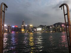 プロムナードはインターコンチネンタルのあたりは工事中ですが、スペースミュージアムの裏手からスターフェリー乗り場は通ることができ、夜景も楽しめます。
写真は夕暮れ時の香港島です。