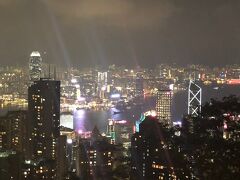 山頂に着くとすぐにこの景色！

ではありません！！！

工事をしているので、どこへ行ったらいいのかわからず、バスターミナルの右手に進んでみたら着きました。

山頂にいた時間僅か５分(^^ゞ
写真を撮れば満足です。

相変わらず下りのトラムも長蛇の列です。帰りもバスにしたかったのですが、ミニバスも普通のバスも長蛇の列。

子供たちもウダウダ言い出したので、タクシーで一気にホテルまで変えることにしました。タクシー乗り場も並んでいますが、タクシーがジャンジャン来るので待ち時間は15分ほどでした。

山頂からインターコンチネンタル香港まで＄２２０HKくらいだったと思います。
トンネルを通るのでその分お高いです。