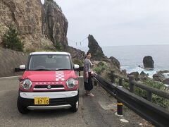 室戸岬から55号線を東海岸北上すること20分くらいで

夫婦岩がありました。