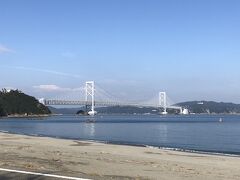 途中食事をして、室戸岬から3時間30分で、

鳴門大橋に着きました。