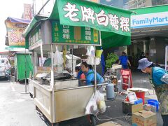 自強夜市といえば　揚げ餅ですね。
開店前に着いちゃったので　２０分ほど時間つぶし。