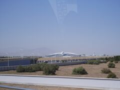 「首都アシガバットにある国際空港・国内線空港」

空港も新しい様子。
建物の上に、大きな鳥のモチーフが設置されています。
お金がかかっていそうな空港。

