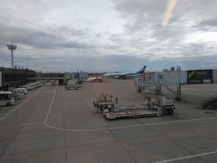 ●伊丹空港

遠くに見えているプロペラ機。
あれが、松山行(笑)！
マイ、プロペラ！