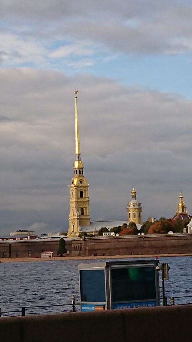 16:30　小さい施設なので20分強で見終わりました。時間がなかったのでかえって良かったです。<br />次はメンシコフ宮殿に行くのですが5番バスと案内あるから乗ったけどバスと電気バス？（線路がないので路面電車ではない？）が方向違うのに番号重複してるから違う方に乗っちゃった。右に曲がってペトロパブロフスク要塞が見えてきた。時間がないのにどうする<br />