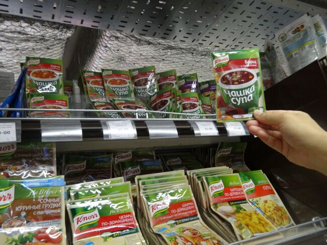 ロシア旅行中全部で６回スーパーに行ったが他にはどこにも置いてなかったクノールボルシチ味があった。戦利品である。半分ぐらい買い占めた（だから置かないのかなあ）。<br />ウラジミルスカヤ駅近くのスーパーです