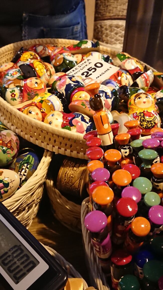 18:40　他の店を偵察していないので本当にお得だか分からないウラジミルスカヤ駅近くの土産物店（Matreshka Tanushka）にまた来てみた。結局3回行ったが本当にお買い得だったのか最終旅行記に写真でまとめます<br />