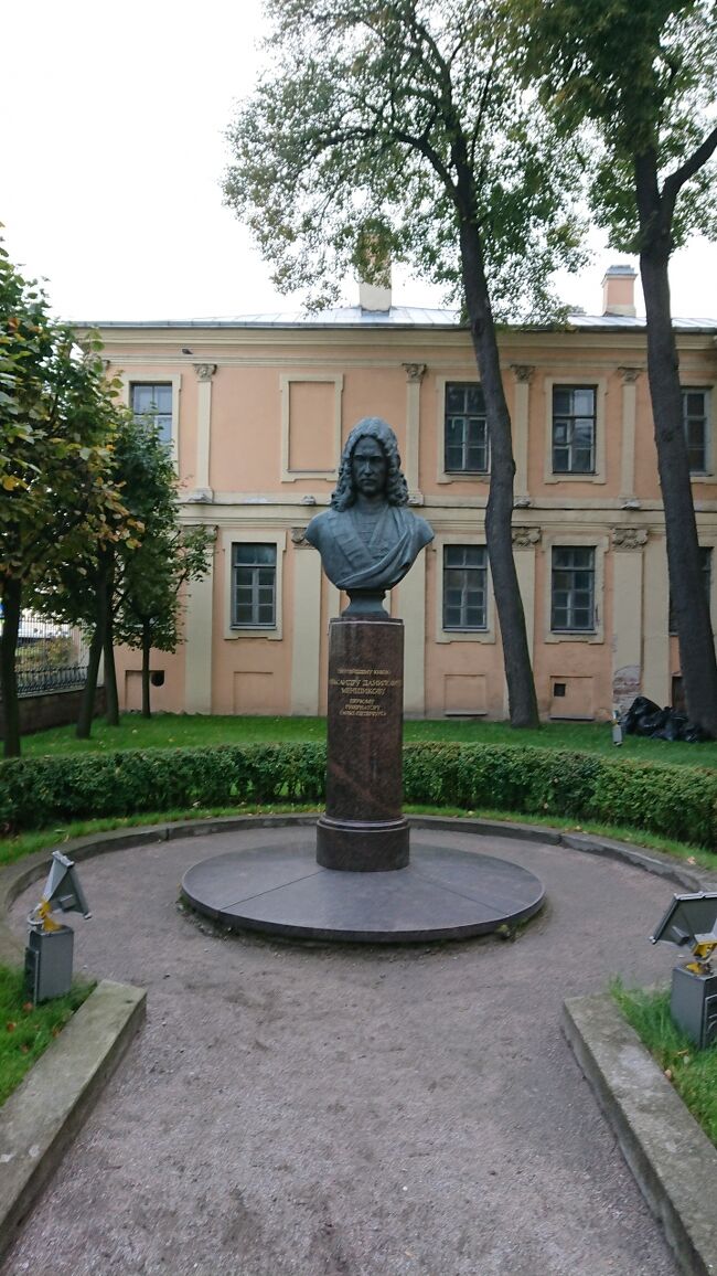 メンシコフ宮殿はすでに半分ぐらい閉鎖されていて私らが見学開始すると後ろからバッタバッタと閉め、なにやらギャーギャー急かされながらゆっくり見れる状態じゃありませんでした。入館の時に言えや！この施設については少し写真に撮った部分も含め次の旅行記でまとめます。<br />予定外に翌日も行くことになったのです。本日は18時閉館ですはい<br />