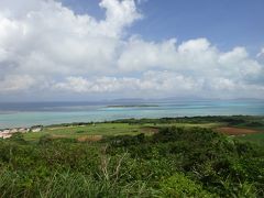 正面に見えるのは嘉弥真島で人口2人だとか無人島とかと言われる島です。さらに奥に見えるのが石垣島です。