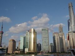 浦東新区高層ビル群風景です。右の高いビルが世界第２位の高さを誇る上海中心大厦（623ｍ）です。この左横の尖ったのは金茂大厦（420.5ｍ）です。左際の塔は東方明珠塔（468ｍ）です。