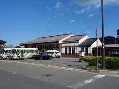 城崎に来ました。町に入ると，今日はお祭りでした。小学校に駐車しました。