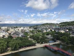 かなり急で狭い階段をいくつか登りましたが、年配の方は気を付けないと滑って転び落ちそうです、、、（手すりをしっかり掴んでくださいねｗ）

天守からの眺めは…北アルプスは雲に隠れていて見えませんでしたが「よき眺めじゃ～」って感じｗ