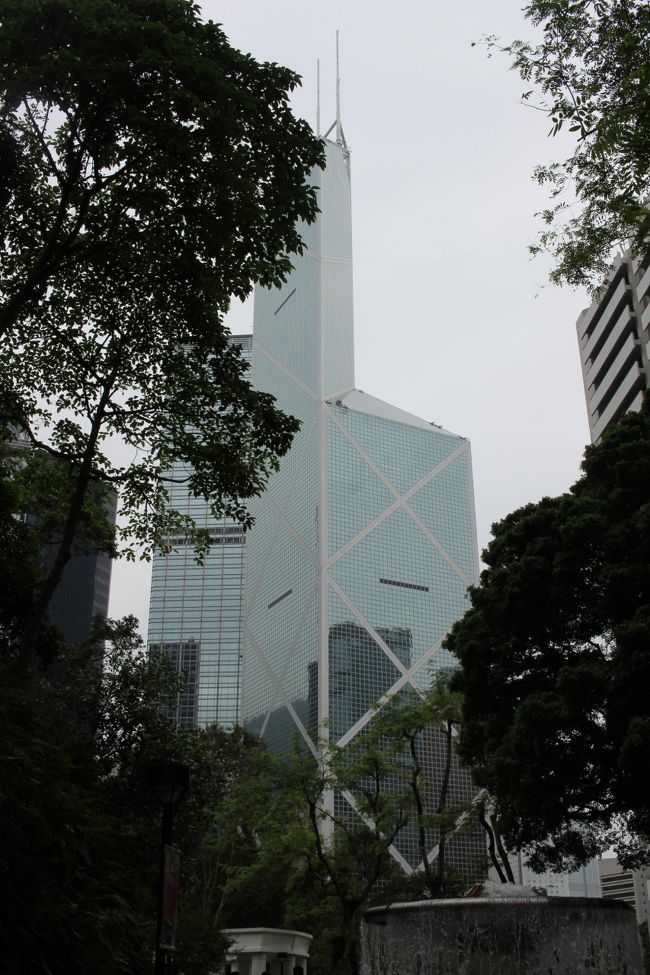 ビルと木々<br /><br />広かったけど工事中や閉まっているところばかり。<br />前回のﾆｭｰｼﾞｰﾗﾝﾄﾞ、ｵｰｸﾗﾝﾄﾞの公園のように芝生が広がっているとよかったなぁ。ゆっくりビル群を見れるといいのに、残念