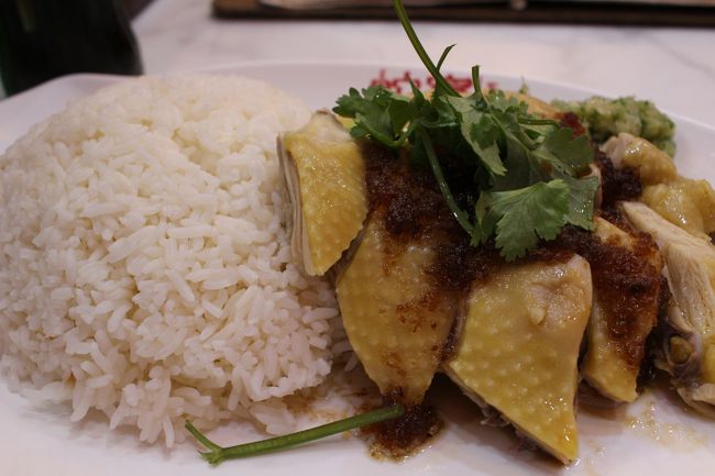 お昼になりホテル近くに帰り炒飯を行きつけのお店に行こうと思ったらなんとお休み。<br />炒飯が食べたかったのに近隣のお店になく、近くお店に入りいただいたご飯、葱油鶏。微妙でした。