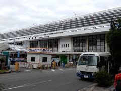 駅行のシャトルバスはタッチの差で乗り遅れ、歩いて駅に向かいました。

写真は姫路駅南口です。　北口に比べると開けていません。

写っているバスは、ホテルのシャトルバスです。