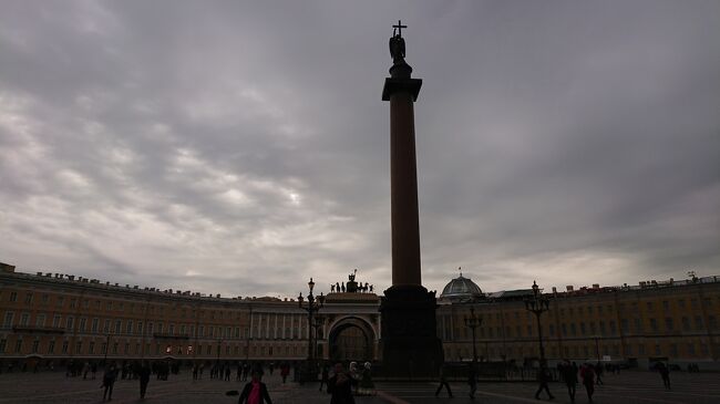 本日もまたバスに乗ってエルミタージュ美術館にやってまいりました。<br />美しい建物ですね。午前別館、午後は昨日見てない冬宮です。塔があるのでオランジュリー美術館に行った時の景色に似ているなと思いましたが<br /><br />宮殿広場から望む冬宮とアレクサンドル柱<br />モンフランによって宮殿広場中央に建てられたこの力強い花崗岩の円柱は、対ナポレオン戦争におけるロシア軍の活躍を称えたもので、勝利者皇帝と呼ばれたアレクサンドル一世の名を取ってアレクサンドル柱と名付けられている。広場を取り巻く冬宮および参謀本部の建物と巧みに調和するよう図られたアレクサンドル柱は、宮殿広場一帯の景観の中心となっている。重量感と規模は驚くべきもので、一枚岩の円柱の重さは約704トン、総高は47.5メートルに及ぶ。世界で最長の外線記念柱（土産本）<br />