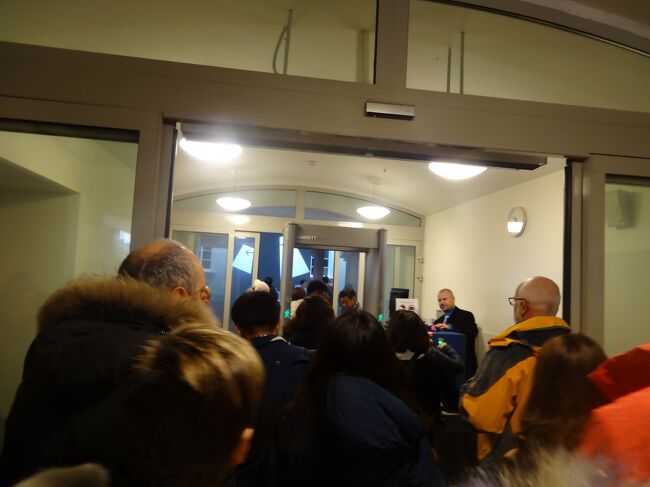 10:30　横からツアー旗を持ったおそらくスペイン人ツアーが割り込んできた。なんでこんなに混んでるの？何かあったの？