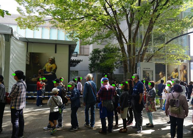 この日時指定入場制、私が購入したのは6つの入場時間枠のうち②11：00～12：30なのですが、この指定した入場時間枠内であればいつでも入場ができ、退場の制限はありません（極端な話、12時半に入場し閉館の20時半までいてもOK）。<br />なのに11時半ごろ美術館前に行くと大行列ができています。こんな大行列を待って入場しても中も混雑が予想されるので、12時半前まで近くのカフェで休憩。<br />・・・12時半に戻ると予想どおり並んでいる人は誰もいませんでした。