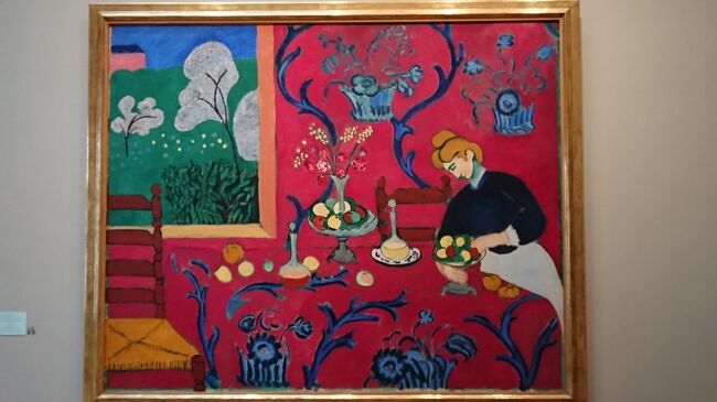 H.マチス《1864-1954》<br />赤の間《デザート.　赤のハーモニー》1908　カンバス　油彩<br />『赤の間』は赤という主旋律を奏でる独奏協奏曲に喩えることができる。元々、この絵の主要色は青で、題名も『青のハーモニー』となっていたが、作品がシチューキンに購入された後でマチスが赤を主とする『赤のハーモニー』に書き換えた。（土産本）<br />汐留ミュージアムでよくマティスとルオーの展示があるのですが下手くそルオーと間違えてました。マティスの絵が部屋一面？あったのですがどれもマトモで鮮やかでした。テーブルクロスが壁紙になったような感じ。きゃわ