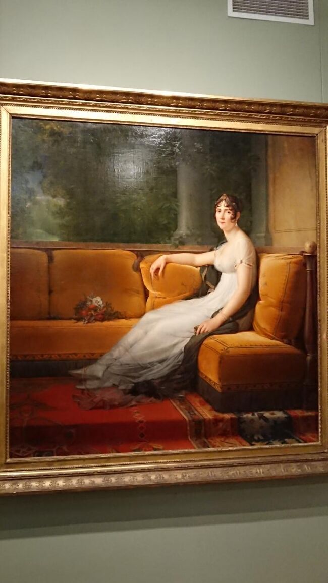 昔の邸宅行ってソファなど一度も見た記憶がないので違和感を感じました。<br />F.ジュラール《1770-1837》<br />ジョゼフィーヌ・ボーアルネの肖像　1801　カンバス　油彩　178×174<br />初婚ではA.ボーアルネ将軍夫人、次いで1796年から1809年まで続いた2回目の結婚ではナポレオンの妻となったジョセフィーヌ《1770-1814》は、1804年には皇后にまでなった。ダヴィッドの弟子の肖像画家として一世を風靡したジェラールは、彼女がパリ近郊の彼女の邸宅マルメゾンのテラスで座する姿を捉えた。それまで公式の肖像画に見られた壮麗さと副次的装飾品の多用を故意に控えた画風は、新古典主義が新しく打ち立てたもの。（土産本）
