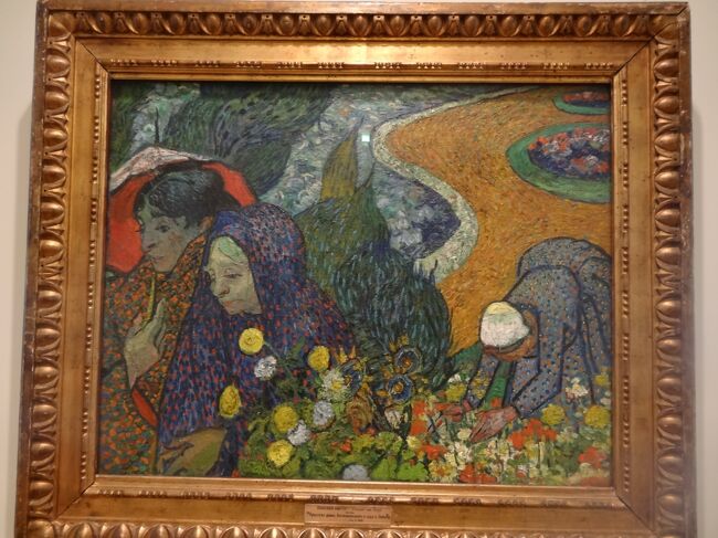 V.ヴァン・ゴッホ《1853-1890》<br />アルルの女　1888　カンバス　油彩　73.5×92.5<br />この絵にはもう一つ題名があって『エッテンの庭園の思い出』とも呼ばれる。<br />南の燃えるような太陽と色鮮やかな自然を大分前から恋しく思っていたゴッホは、1888年、プロヴァンス地方のアルルを訪れる。そして、物体の形状を自己に従わしめる力強い筆致と鮮烈な色彩を斬新に統合した独自の画風をこの地で確立した。この時、ゴッホは驚くべき生産性を示し、次から次へと今日では世界的な傑作となっている名画を生み出した。これらの作品をゴッホはエチュードと呼んで、それらが写生を基にしていること(を)強調した。この作品では、アルル滞在のさまざまな印象が、画家が子供時代と青年時代を過ごしたオランダの父の家を思い出と渾然一体となって描かれている。（土産本）<br /><br />絵の具を重ねた力強い絵でした。人物を前面に持ってくるやり方は浮世絵の影響？願望込