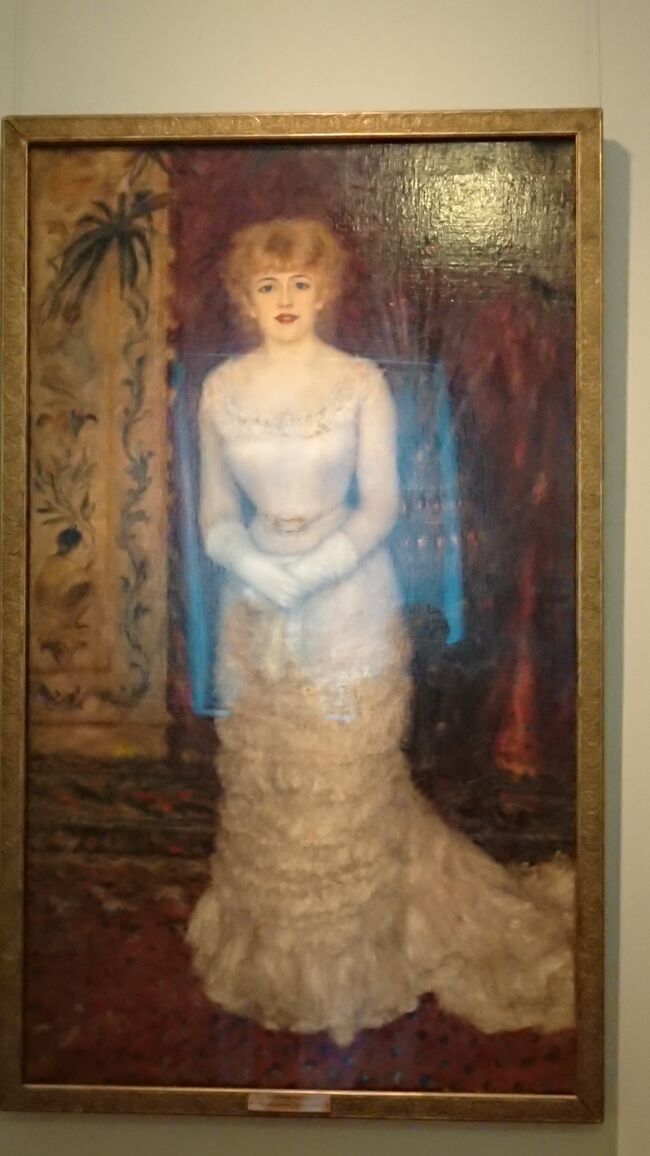 美しすぎます。癒し系が多いです。腰締めすぎで内臓壊したんかな<br />P.=A　ルノワール《1841-1919》<br />ジャンヌ・サマリの肖像　1878　カンバス　油絵　173×103<br />画家に向かって典型的な公式肖像画のポーズをとって立つのは、赤毛も魅力的なコメディ・フワンセーズの主役女優ジャンヌ・サマリだ。この一瞬後には前でそろえた手を離して美しい笑顔を作ったかと思うと、その美しい青い目と白い肌、そして凝った装飾の豪華な絹のドレスの残像だけを残して、足早に去っていってしまいそうな、実に生き生きとした作品。ルノワールを心酔させた花も盛りのこの女性が、33の若さでこの世を去ろうとは、この絵からはとても思えない。（土産本）