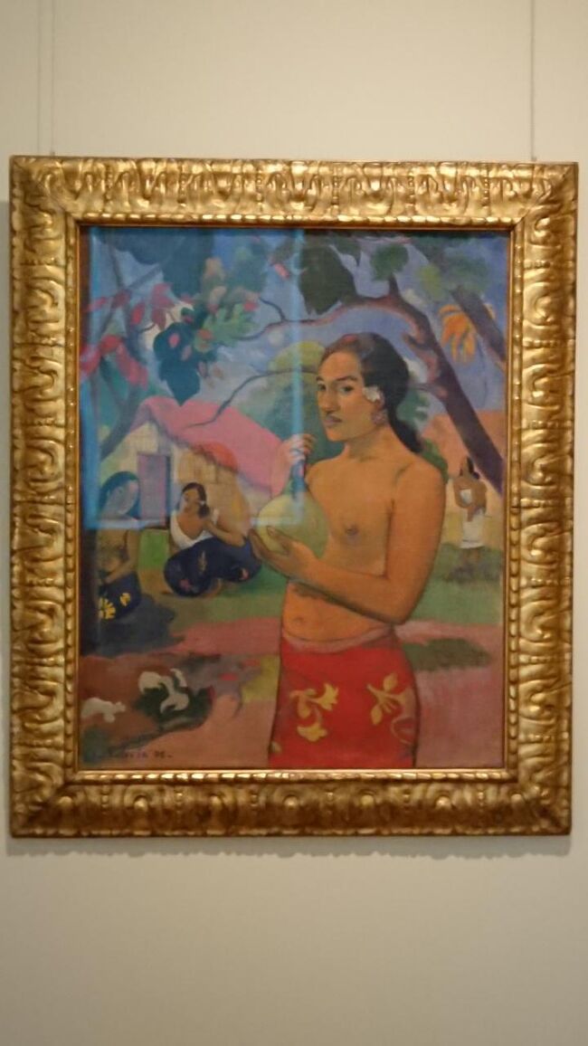 P.ゴーギャン《1848-1903》<br />実を持つ女　1893　カンバス　油彩　92×73<br />ゴーギャンが理想とした女性像が描かれている。顔に静かな落書きを湛えた女は温かな黄金色に色づいた木の像を思わせ、周囲の自然環境の一部と化してすっかりそこに溶け込ん(で)いる。女体のシルエットが交錯する木の枝や腰布の柄、そして地面に描かれる文様の中にも繰り返され、それが女の手のかぼちゃに凝縮されて構図の中心点を示す。（土産本）<br /><br />これも最近見たやつ。男だか女だか分からないようなのが多いな。この方の絵ってデザイン性に優れていてこのままグッズに出来そうなの多いの。