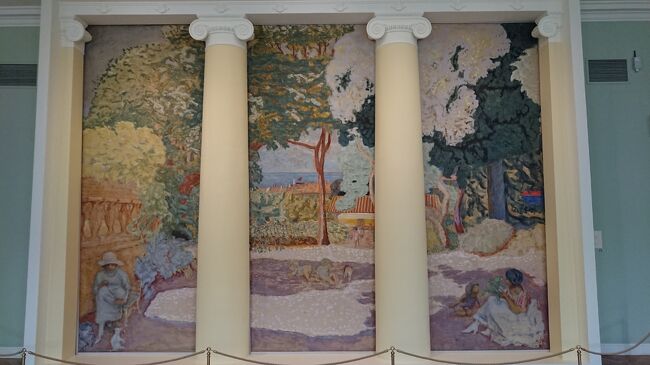 The Mediterranean. Triptych <br />Bonnard, Pierre. 1867-1947　ボナールの作品です。<br />これは407x152 cm の絵が３枚に分かれているもので、間に柱を入れると非常に臨場感があり神殿から外を見ているようです。ドニの作品も迫力ありますが柱があるとずいぶん違ってきます。ボナールもドニも日本好きでしたが縦長は浮世絵の影響なのかな。