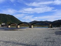 まずは襟帯橋へ
1673年に岩国藩主吉川広嘉によって建造されました
日本三名橋の一つに数えられ、国の名勝に指定されています