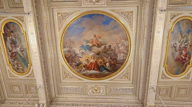 ダヴィンチんとこも中国人２人いるだけだよどうなってんだ？<br />A.=I.シュタケンシュナイダー《1802-1865》<br />レオナルド・ダ・ヴィンチ展示室　Map214<br />この部屋はイタリア絵画が掛かっていたことから19世紀にはイタリアの間と呼ばれていた。1858年から1860年にかけてシュタケンシュナイダーは旧エルミタージュの縦列の全室を改装して、第七予備私室を作った。エルミタージュが誇る偉大なるダ・ヴィンチの名画2点が置かれているこの部屋には、17世紀フランスバロックを真似た装飾要素がふんだんに使われている。戸板には?轜甲と鍍金金属からなる模様細工が施されているが、これもフランスのブルという技術を真似たもの。各扉の上にはロシアの大将軍たちを描いた円形の浮彫が飾られる。（土産本）