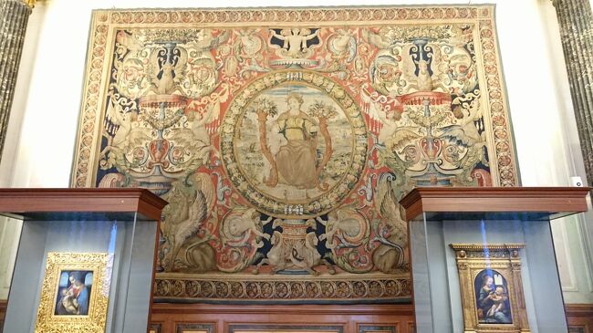 L.ダ・ヴィンチ《1451-1519》<br />聖母子《リッタのマドンナ》1490年頃　カンバス《元　木板》テンペラ　42×33<br />1482年、ダ・ヴィンチはミラノ公ロドヴィコ・モロに召し抱えられ、そこでイタリアで伝統的に使われていたテンペラの聖母子像を制作する。この絵はミラノの寄贈Ａ．リッタに所有されていたため、『リッタのマドンナ』と呼ばれるようになった。このような完全なる肉体美が精神性や信仰心と一体となった美こそ、盛期ルネッサンスが目指した理想だった。