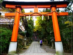 鳥居をくぐって参道へ