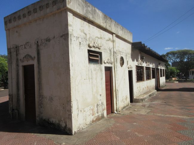 教会の前の小屋、ここで貧しい子供たちに勉強を教えていた<br />　イルマン・ベッチ、その後、日本から４人にシスターが来て<br />　　３年前まで献身的に子供たちの面倒を見ていたそうだ<br /><br />しかし、教会だけでは運営は続けられず、最終的に市の管理に<br />　その為に最後まで残っていたシスター２名はこの街を去った<br /><br />その後、荒れに荒れ果てた小屋を大掃除して元通りにしていた女性<br />　ゴミの山と化して、手の付けられない状態なので<br />　　何年掛かるか分からないけど、シスターが来ても大丈夫な様に<br />　　　１人で頑張ると仰ってた<br /><br />なんて素晴らしいカトリック教会の日本人シスターなんだろう<br />　こんな小さな小屋に、こんなに大きな夢を残して行った<br /><br /><br />