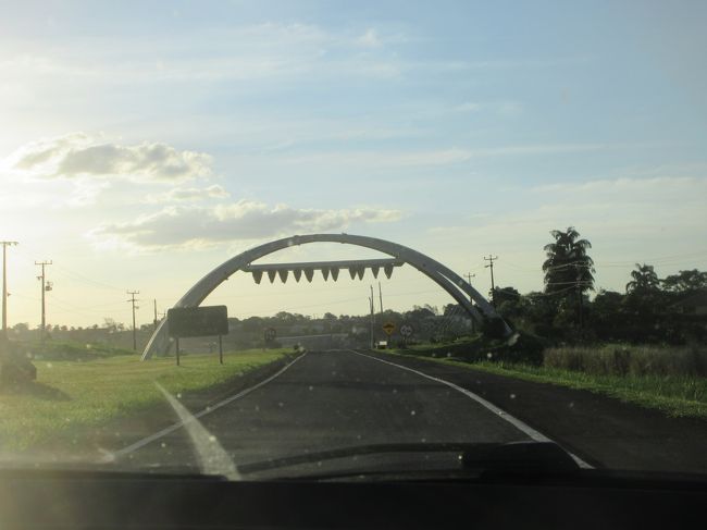 マリアウヴァの街中を通って帰ろう、と<br />　ここも日本人が作った街、静かで非常に落ち着いている<br />日本人が作った街はブラジル人が作った街と全然違って<br />　ゴミが落ちてない、騒がしくない、落ち着いている<br />　　街全体が美しく、お金持ちの街に見える<br /><br />しかし、その素晴らしい日本人の街をぶち壊したのは<br />　日本企業がお安い労働力を求めたデカセーギに在り<br />　　これで日本人・日系人社会は完全に壊れた<br /><br />日本に行ったまま戻らない人や、帰っても都会に出る続出で<br />　コミュニティー崩壊、日本人一世、二世、三世の世代交流断絶<br />　　物凄い弊害だらけでボロボロになってました<br /><br />あのデカセーギは何だったんだろう？<br />　日本人社会をぶっ壊してまで労働力が必要だったんだろうか？<br />大儲けした企業は日本人社会再構築に力を貸す気は無いのかな？<br /><br />物凄く考えさせられた旅行だった<br />　でも、マルコ神父とイルマン・ベッチには感謝<br /><br /><br />　