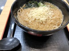 小田急改札付近の名代箱根そばで朝食
立ち食い蕎麦ですが、椅子席も多々あります。
ここのたぬきそばは天かすが細かくすぐ溶けるので汁がクリーミーになります。
8分で急いで完食

毎回、ほぼたぬきを食べます。