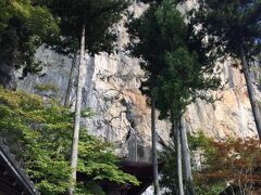 崖の下にお堂がある。すごい。
