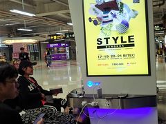 バンコクスワンナプーム空港で3時間待ち。
空港内をぶらぶらした後、FreeWifiとFreeの充電スポットで時間をつぶした。充電スポットは韓国人が多かった。