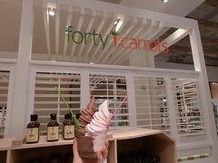 forty carrotsのフローズンヨーグルト。
本日２つ目のアイス！

濃厚だけど、さっぱり。
量も多くて、美味しいんです。
アラモアナの中でも端のほうですが、おすすめです。