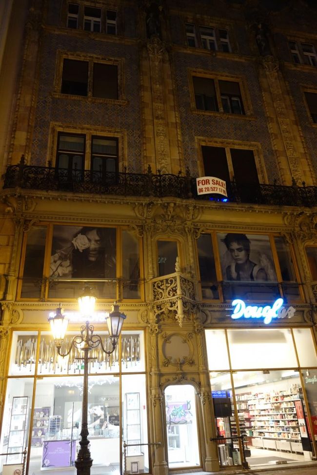 空港までバスで４５分ぐらいかかります。<br />平日なので渋滞に巻き込まれることはないと思いますが、最低１時間３０分前までは着いていなければ心配です。